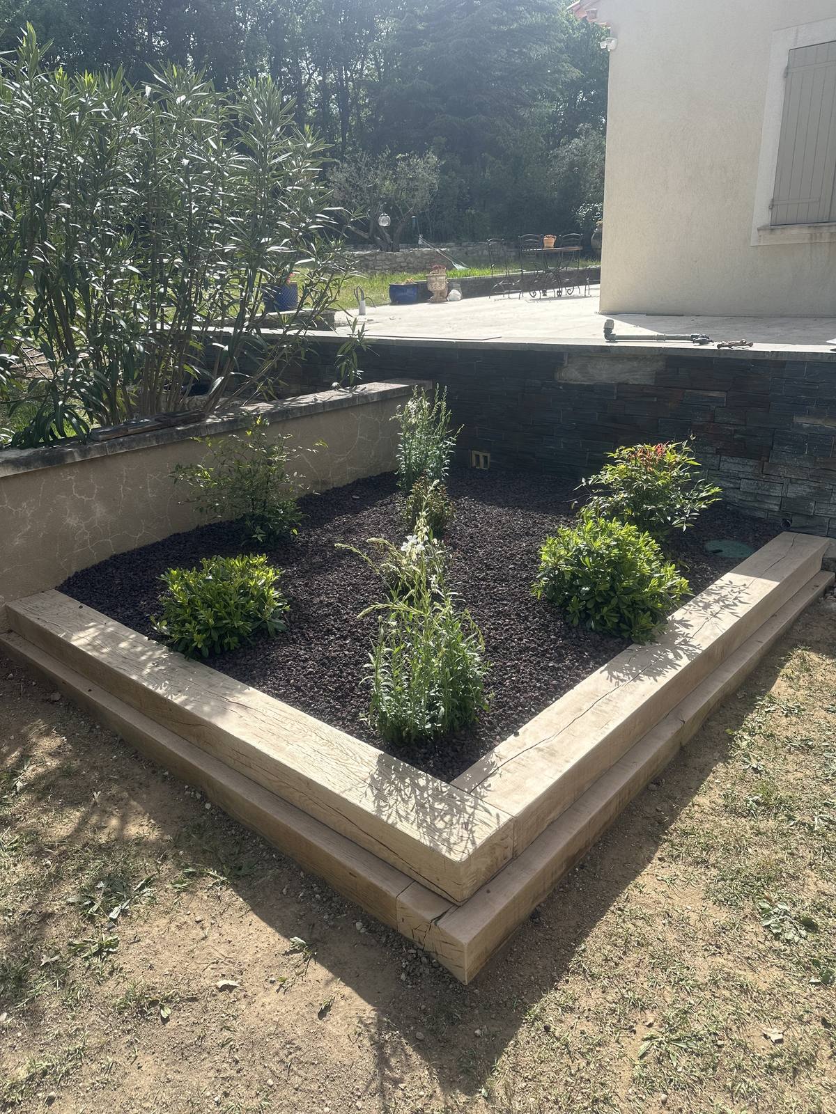 Massif planté avec bordure en bois, réalisation de Florian Aramand Paysagiste à Pertuis